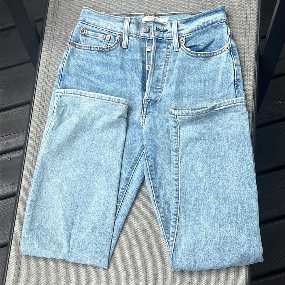 Levi’s Wedgie Straight Light Wash Distressed - Picture 2 of 5